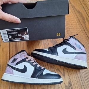 air jordan 1 mid se black/bleached coral/white,    Size 6Y